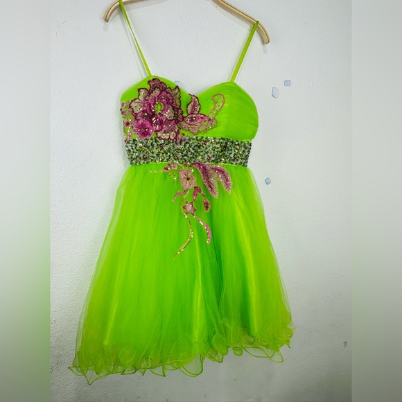 Dave & Johnny Lime Green Satin Dress - Picture 2 of 14